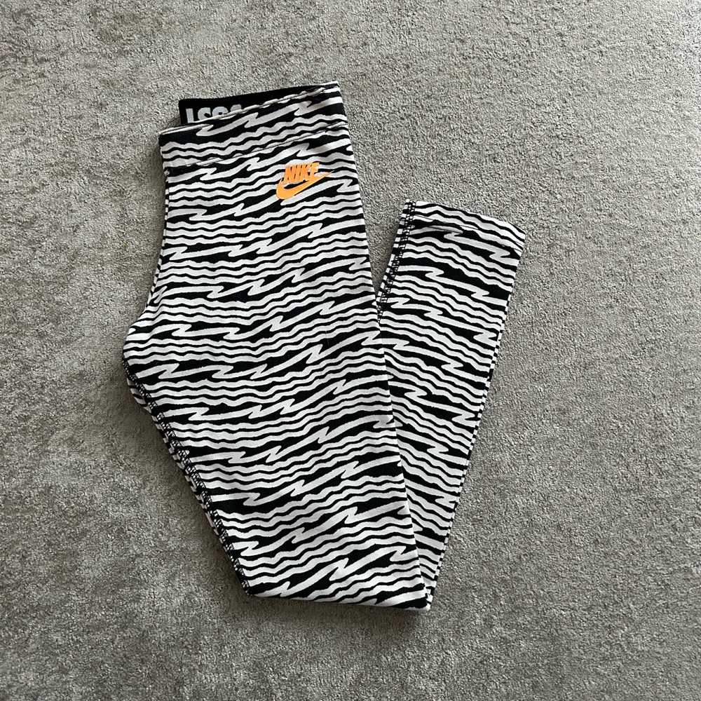 NIKE *NWOT* Crop Leggings  🖤🤍